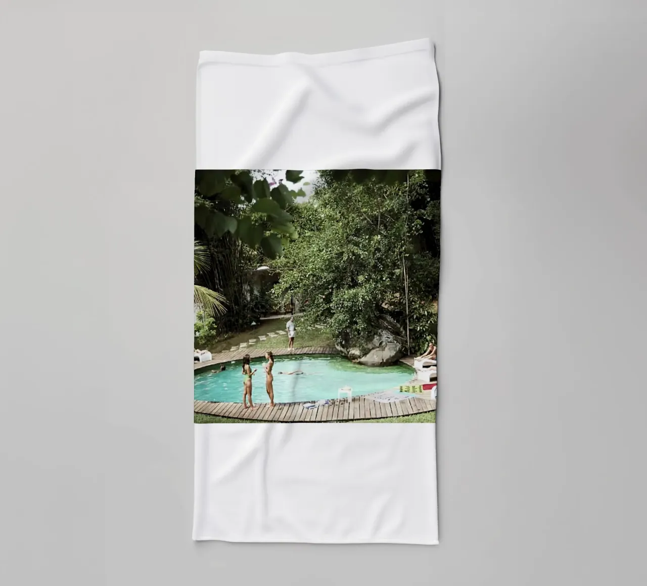 Un groupe de personnes dans une piscine - Slim Aarons serviette de bain de The Poster UK