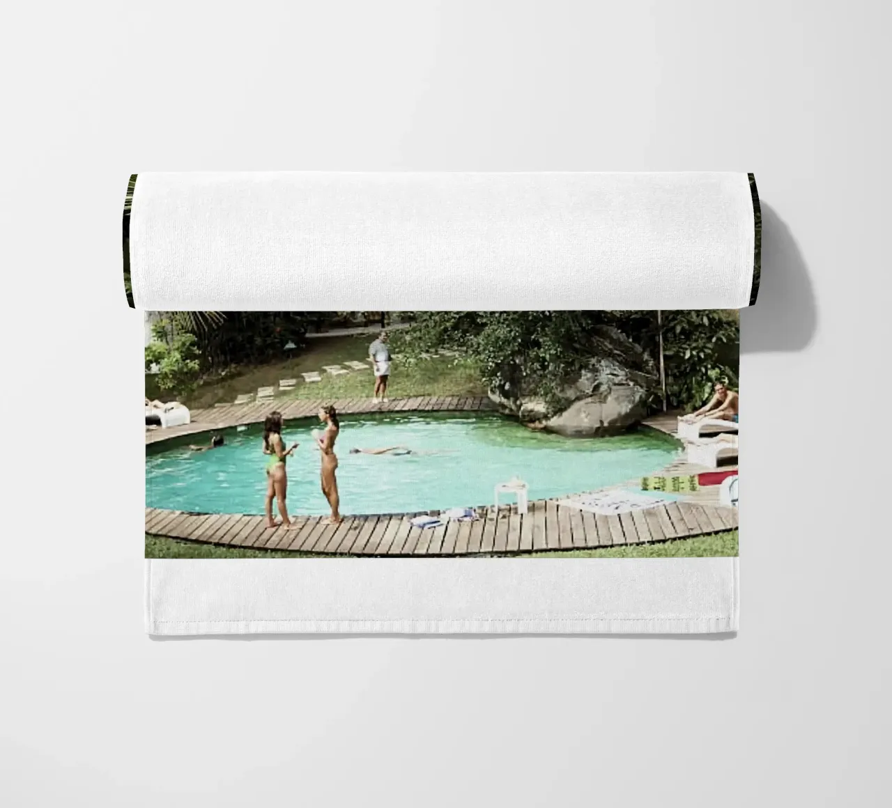 Un gruppo di persone in una piscina - Slim Aarons telo mare da The Poster UK