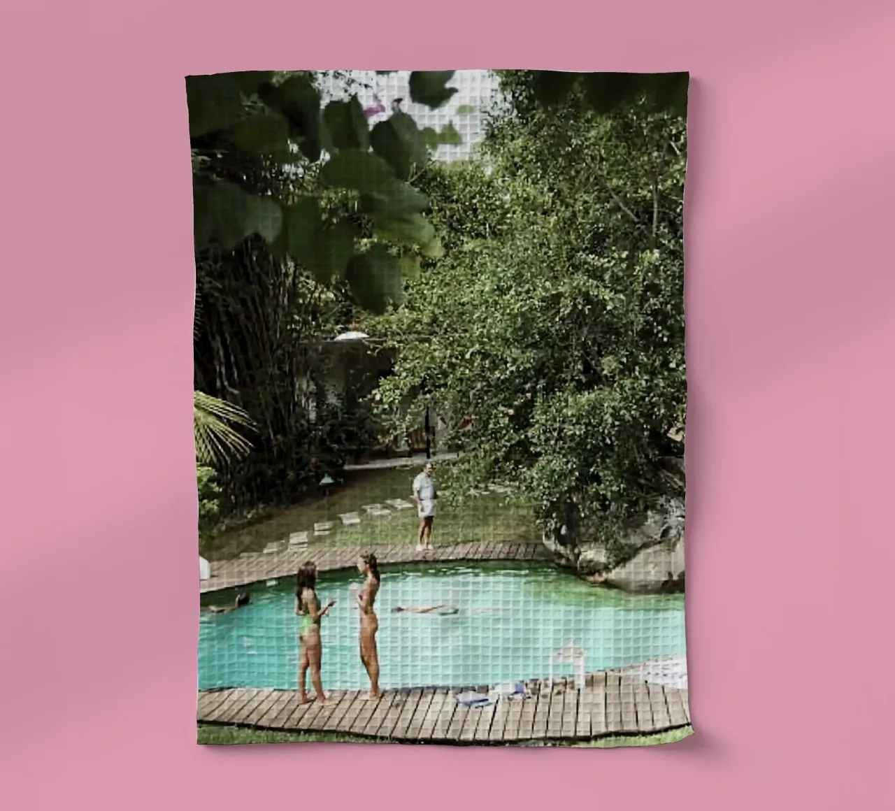 Un groupe de personnes dans une piscine - Slim Aarons torchon de The Poster UK