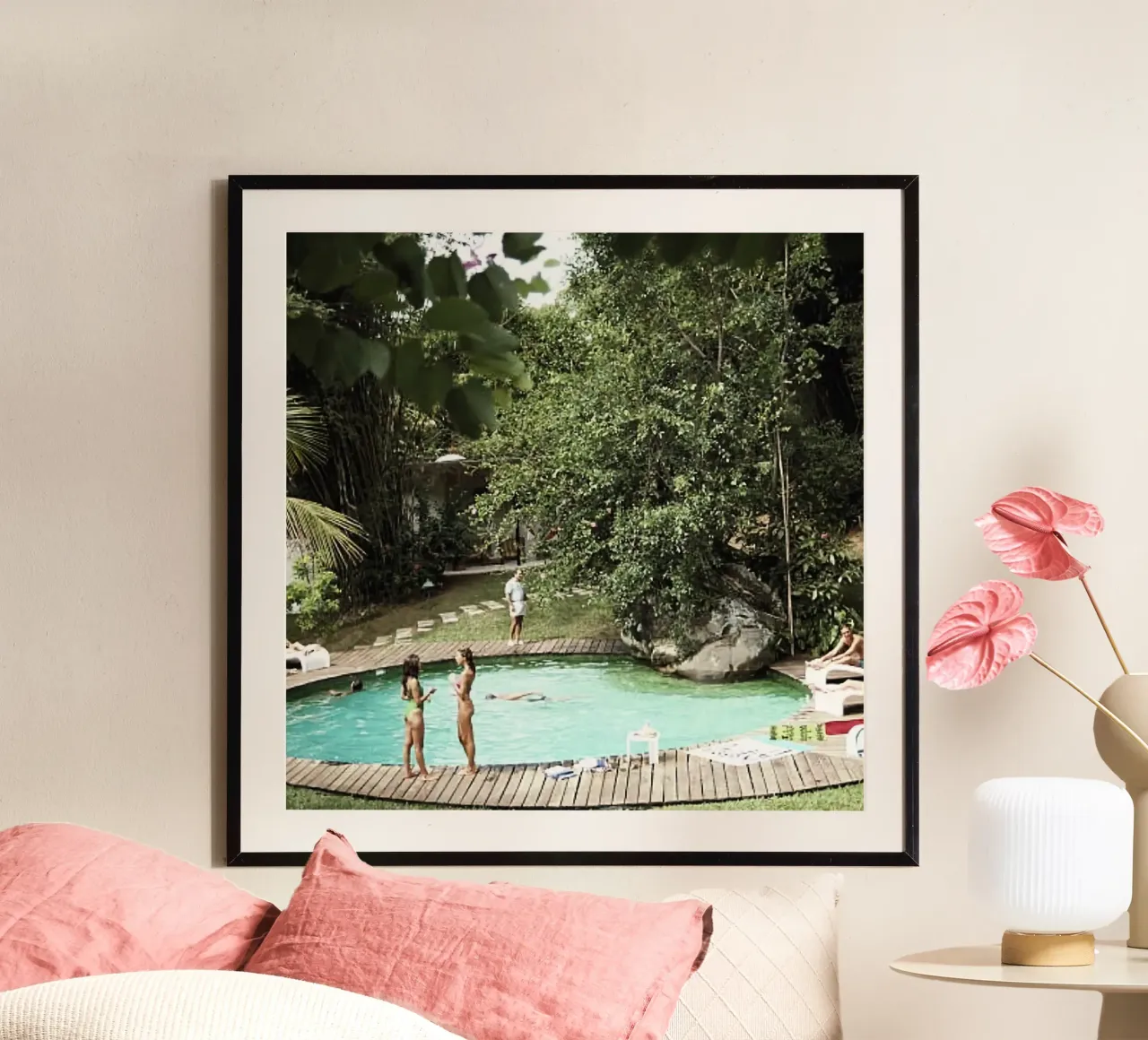 Un gruppo di persone in una piscina - Slim Aarons poster con telaio in alluminio da The Poster UK