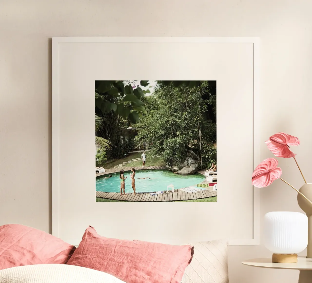 Un gruppo di persone in una piscina - Slim Aarons poster con telaio in alluminio da The Poster UK