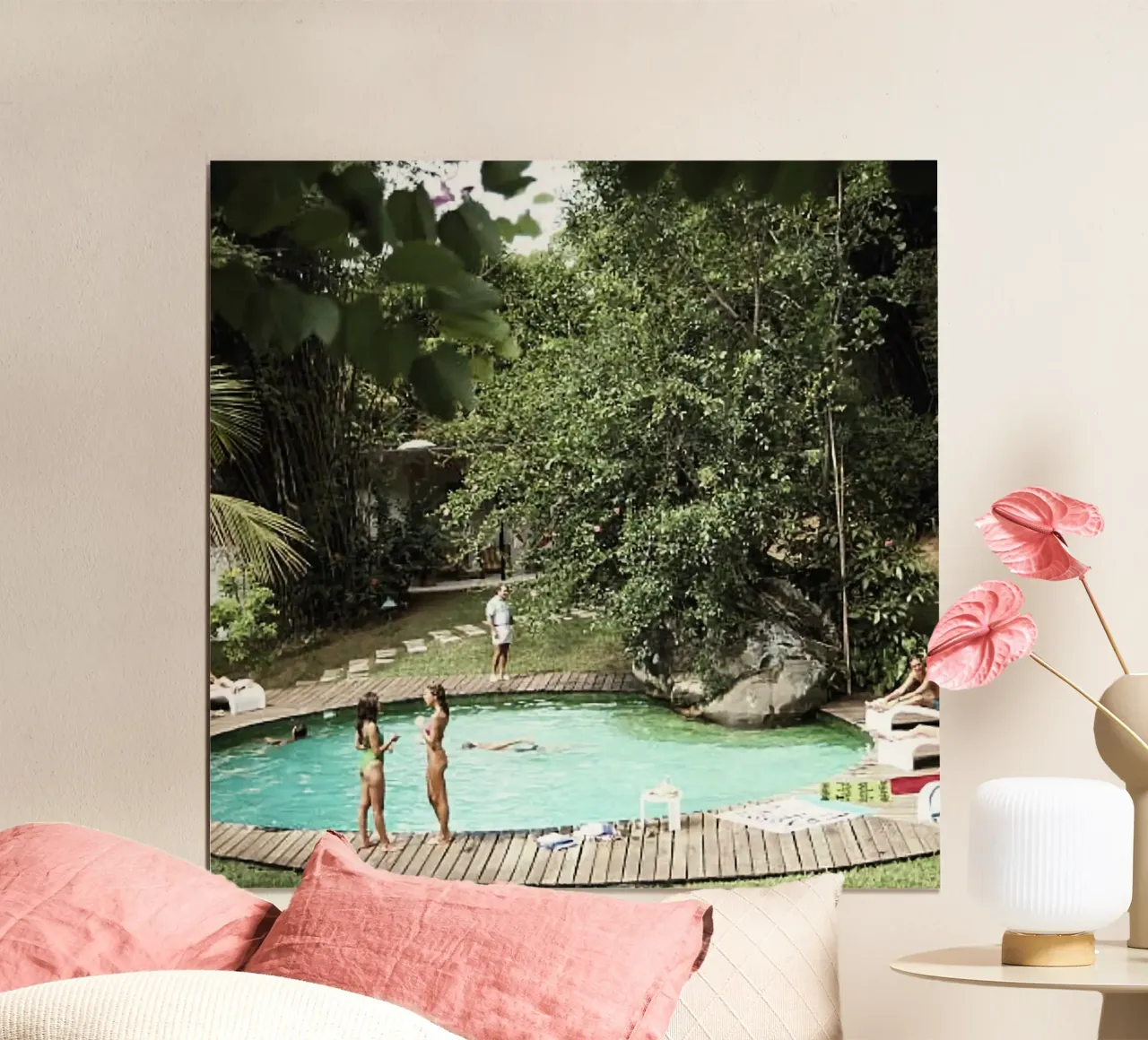 Un gruppo di persone in una piscina - Slim Aarons poster con telaio in alluminio da The Poster UK