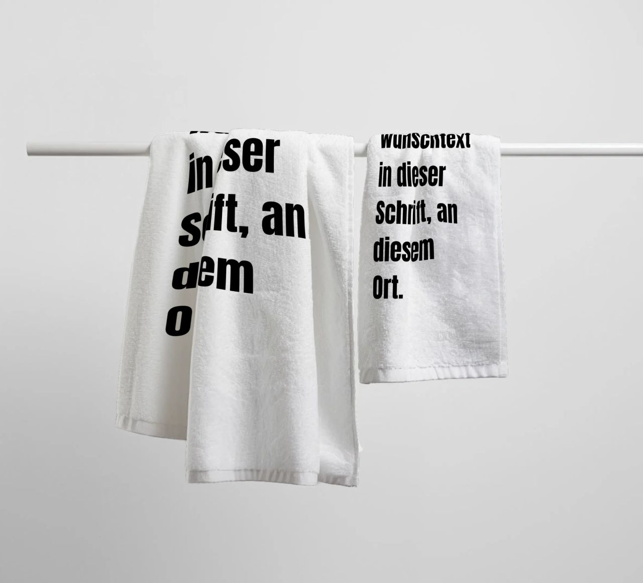 Wunschtext in schwarz weiß badhanddoek van WORTSPIEL