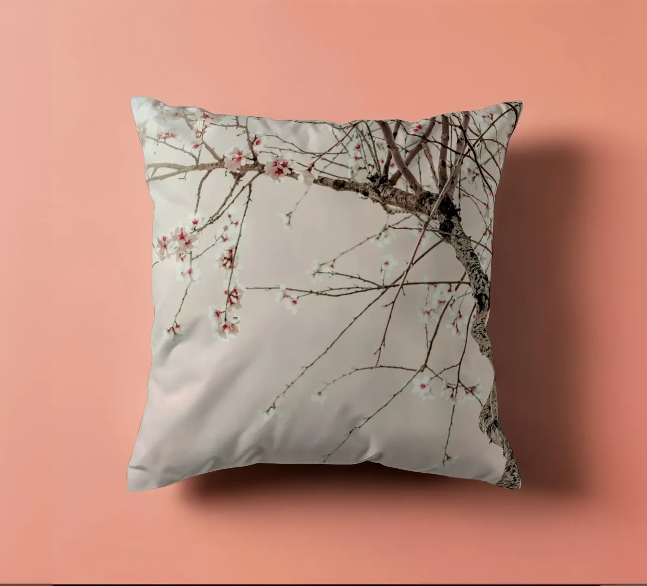 Albero Primavera in fiore cuscino da Ingrid Beddoes