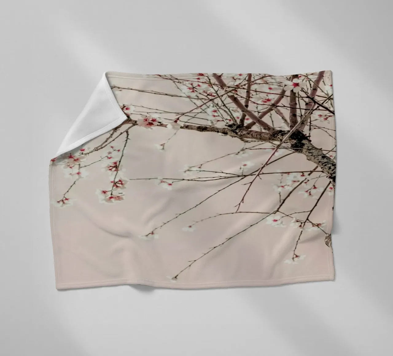 Albero Primavera in fiore coperta in pile da Ingrid Beddoes