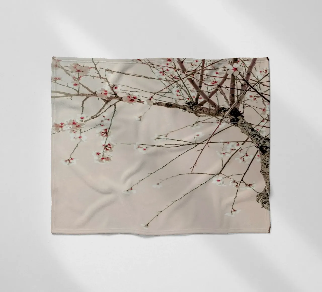 Albero Primavera in fiore coperta in pile da Ingrid Beddoes