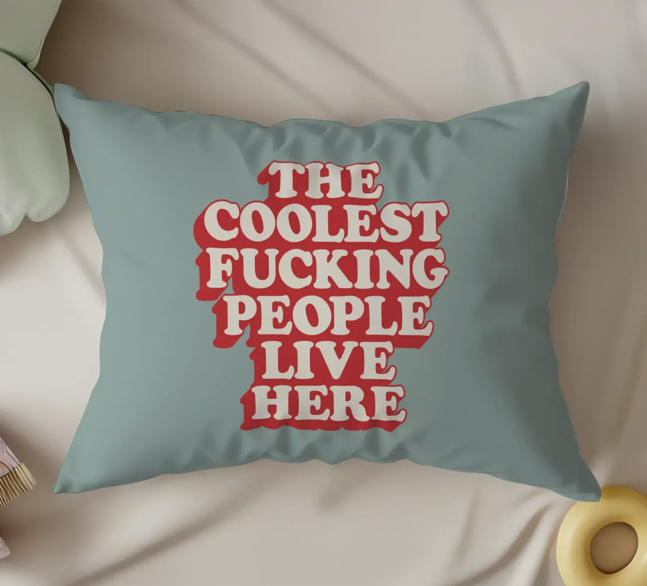 La gente più figa del cazzo vive qui Regalo d'inaugurazione sgargiante cuscino da THE MOTIVATED TYPE