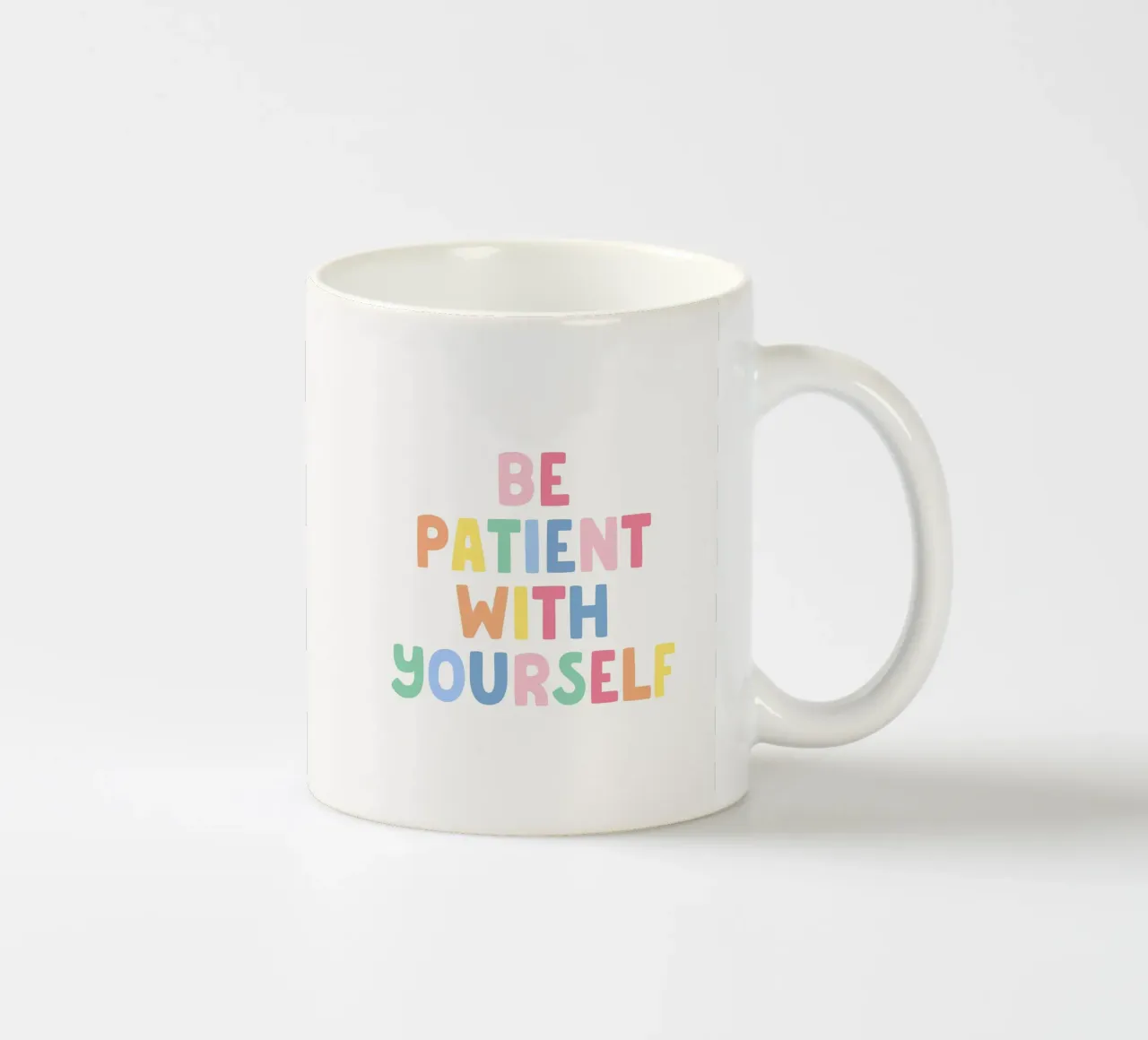 Siate pazienti con voi stessi tazza in ceramica da Paigaam Studio