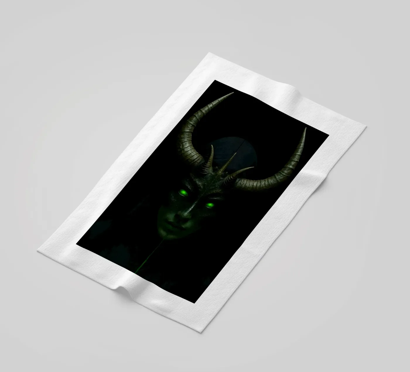 devil nun strandhanddoek van Rawghenee