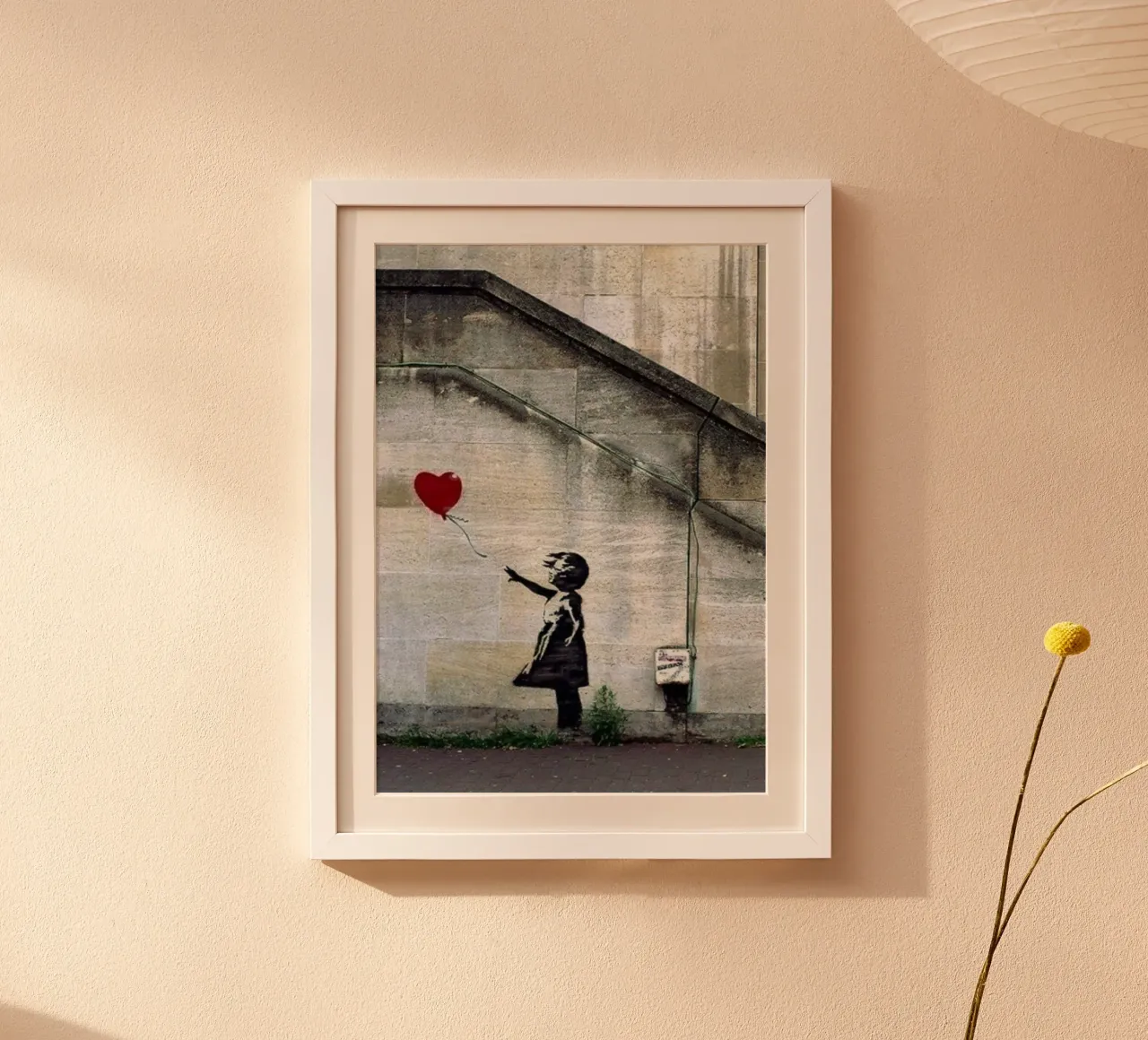 Ballon rosso nel cielo poster con telaio in legno da Betty Shops