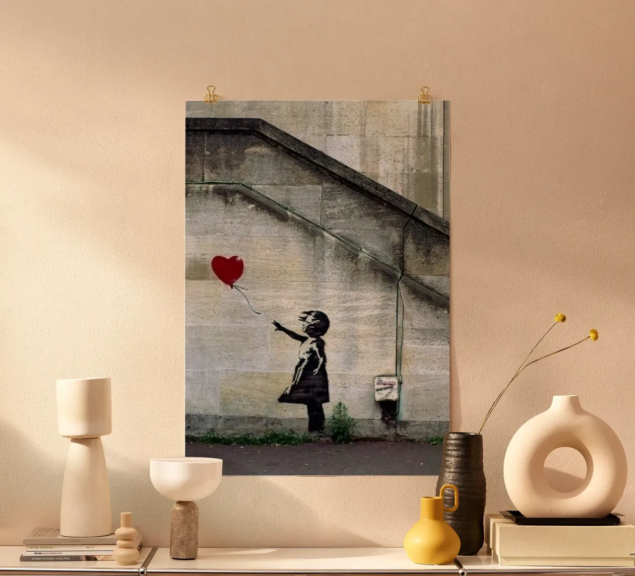 Ballon rosso nel cielo poster con telaio in legno da Betty Shops