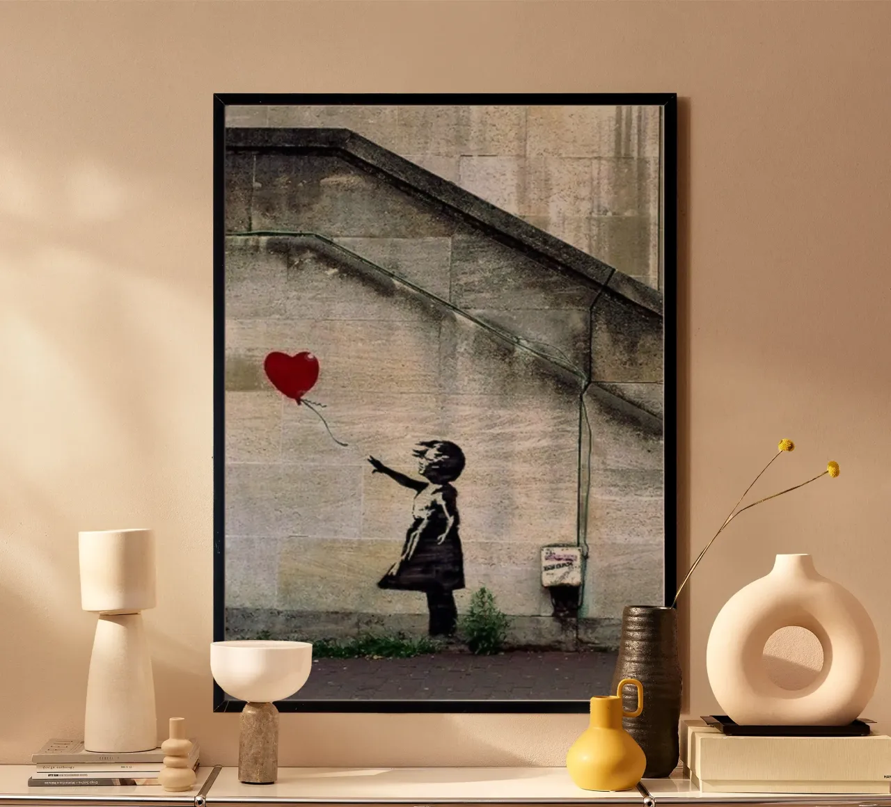 Ballon rosso nel cielo poster con telaio in legno da Betty Shops