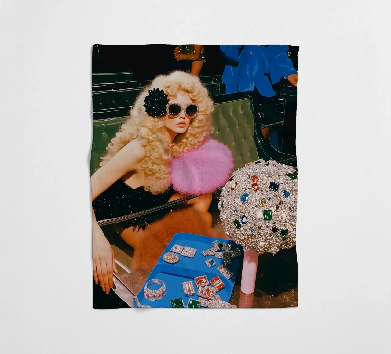 Glam and powerful woman coperta in pile da heaventrain