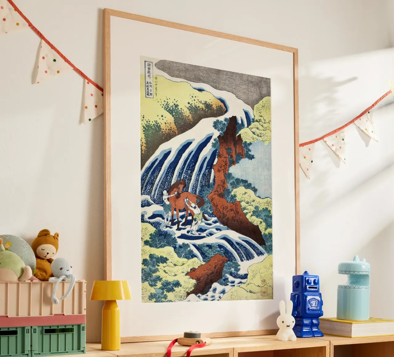 Hokusai - Le cascate per il lavaggio dei cavalli di Yoshitsune a Yoshino poster con telaio in legno da Wirla
