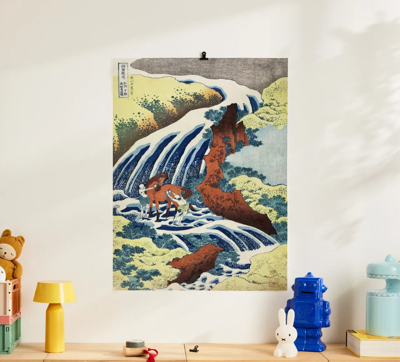 Hokusai - Le cascate per il lavaggio dei cavalli di Yoshitsune a Yoshino poster con telaio in legno da Wirla