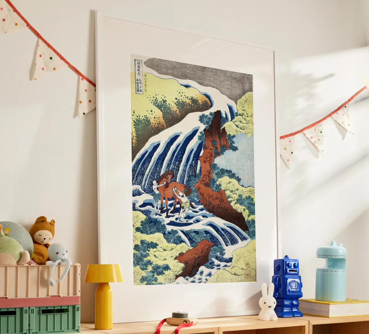Hokusai - Le cascate per il lavaggio dei cavalli di Yoshitsune a Yoshino poster con telaio in legno da Wirla