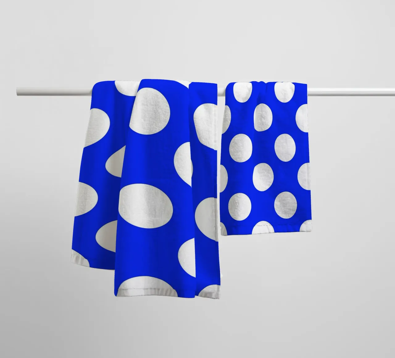 Pois in blu cobalto asciugamano da bagno da Happy Littles
