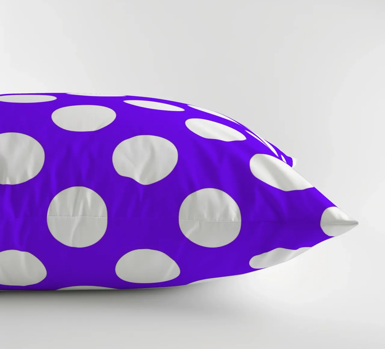 Pois in viola intenso cuscino da Happy Littles