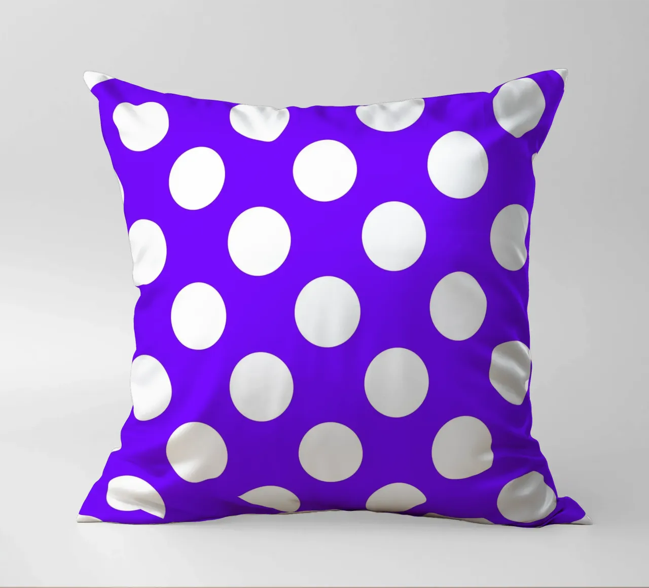 Pois in viola intenso cuscino da Happy Littles