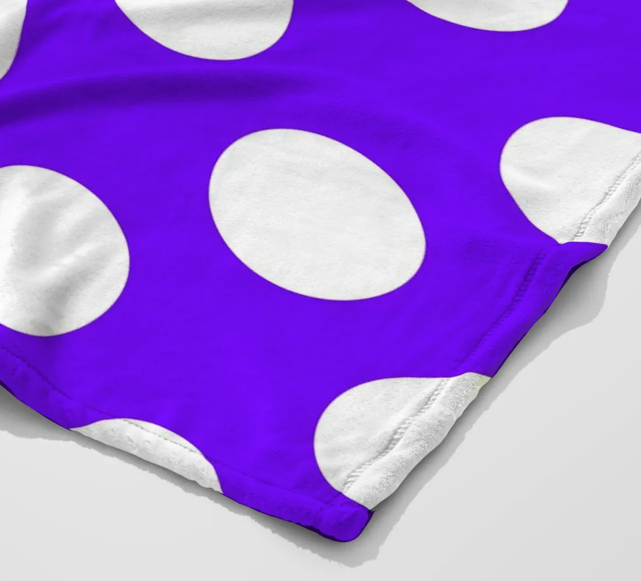 Pois in viola intenso coperta in pile da Happy Littles