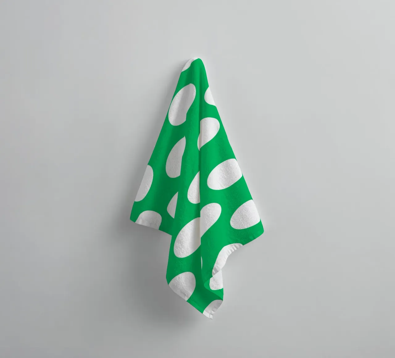 Stippen in smaragdgroen badhanddoek van Happy Littles