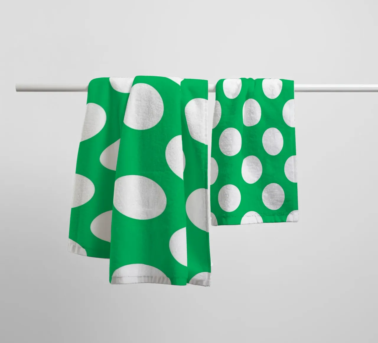 Stippen in smaragdgroen badhanddoek van Happy Littles