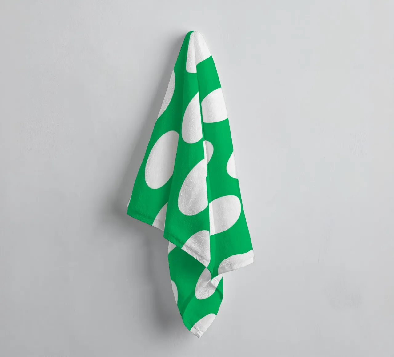 Stippen in smaragdgroen badhanddoek van Happy Littles