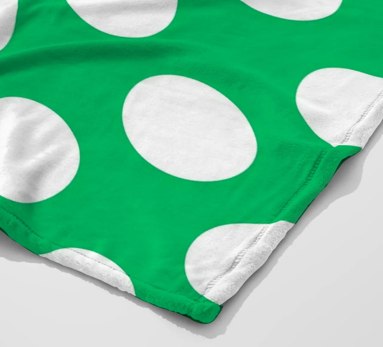 Polka Dots in Smaragdgrün Fleecedecke von Happy Littles