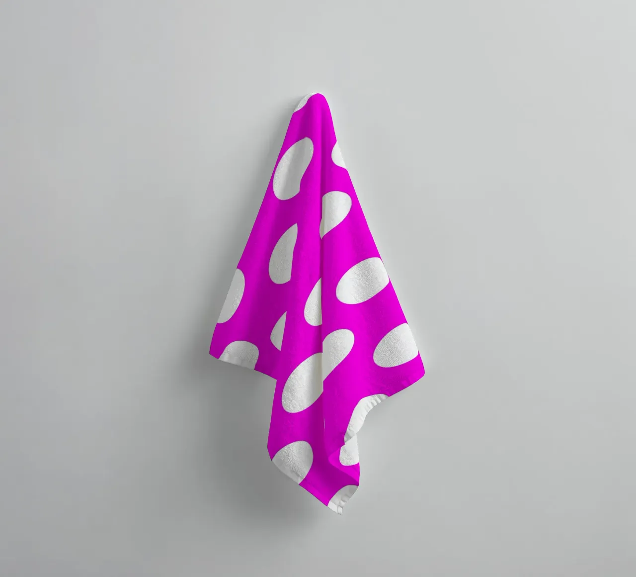 Polka Dots in Neon Pink badhanddoek van Happy Littles