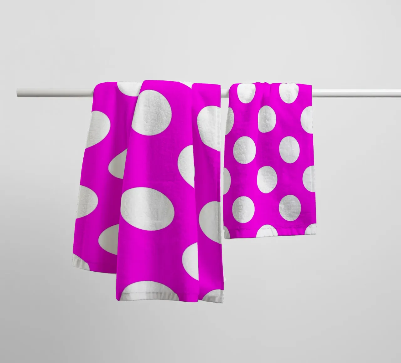 Polka Dots in Neon Pink badhanddoek van Happy Littles