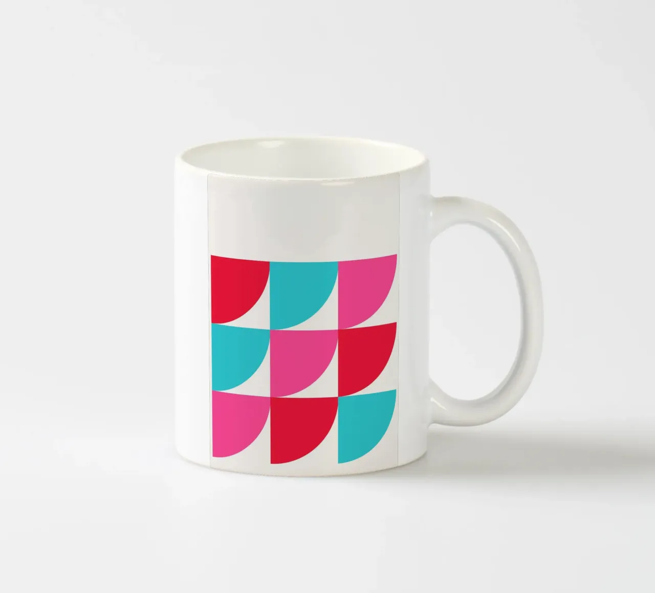 Levendig geometrisch raster - Bauhaus geïnspireerde abstracte kunstdruk keramische mok van NorwesClub
