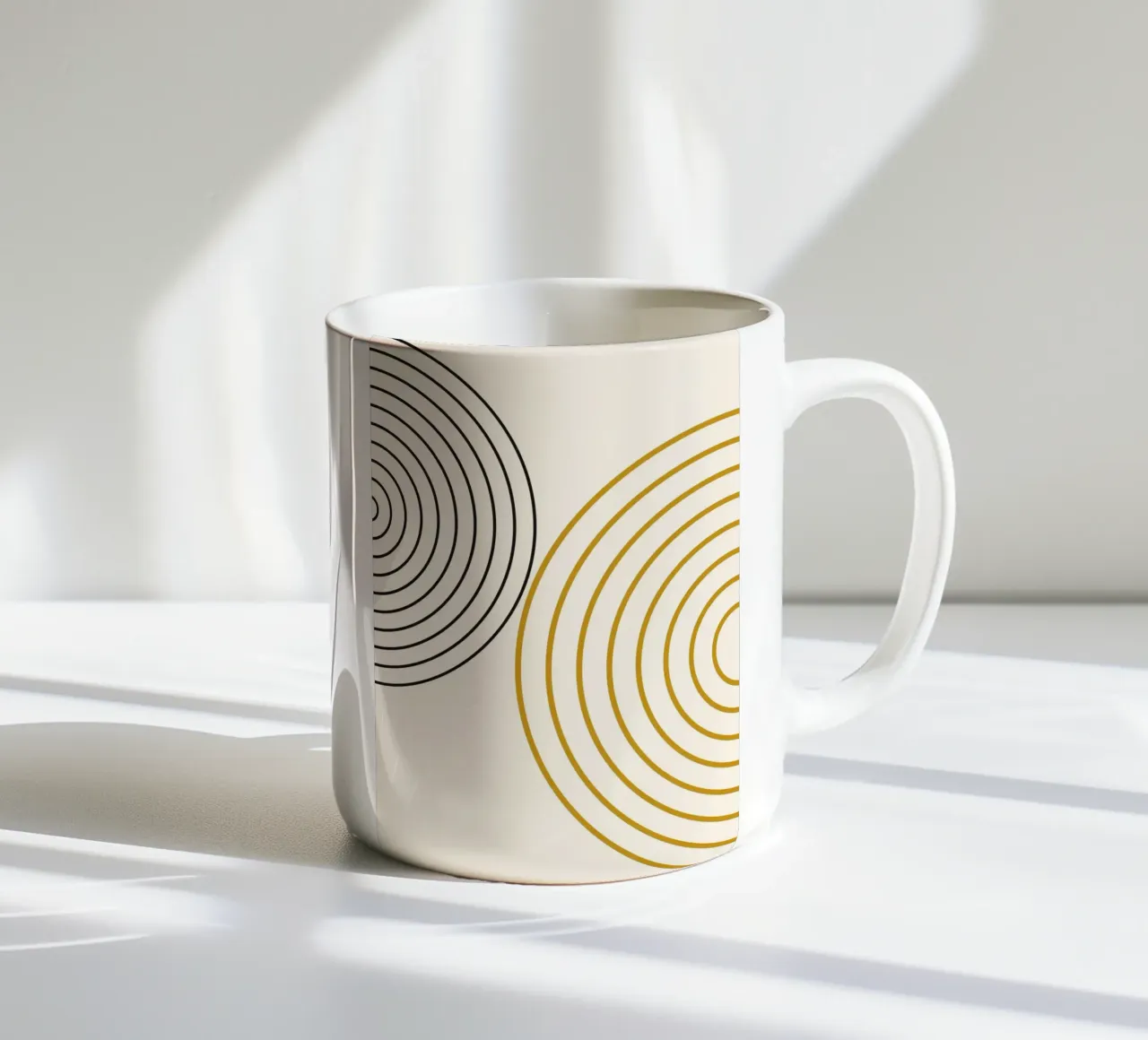 Concentrische cirkels abstract - Modern minimalistisch goud & zwart keramische mok van NorwesClub