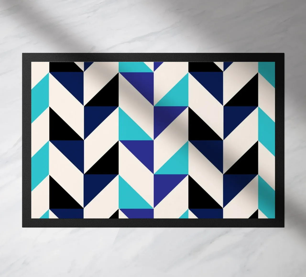Geometrisches Chevron-Muster - Moderne blaue & schwarze abstrakte Kunst Fußmatte von NorwesClub
