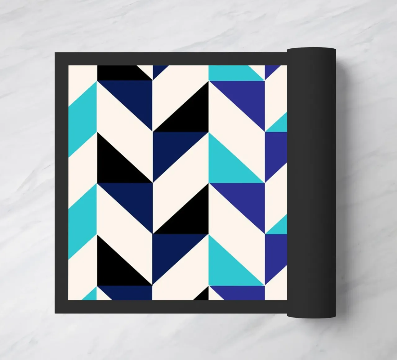Geometrisches Chevron-Muster - Moderne blaue & schwarze abstrakte Kunst Fußmatte von NorwesClub
