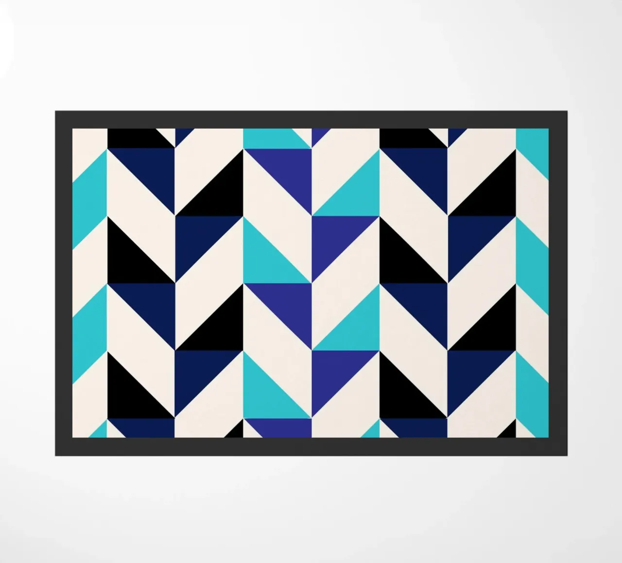 Geometrisches Chevron-Muster - Moderne blaue & schwarze abstrakte Kunst Fußmatte von NorwesClub
