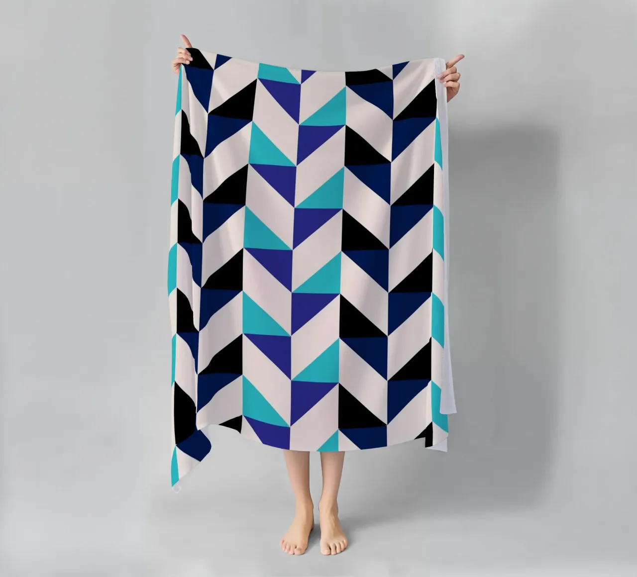 Geometrisch Chevronpatroon - Moderne Blauwe & Zwarte Abstracte Kunst strandhanddoek van NorwesClub