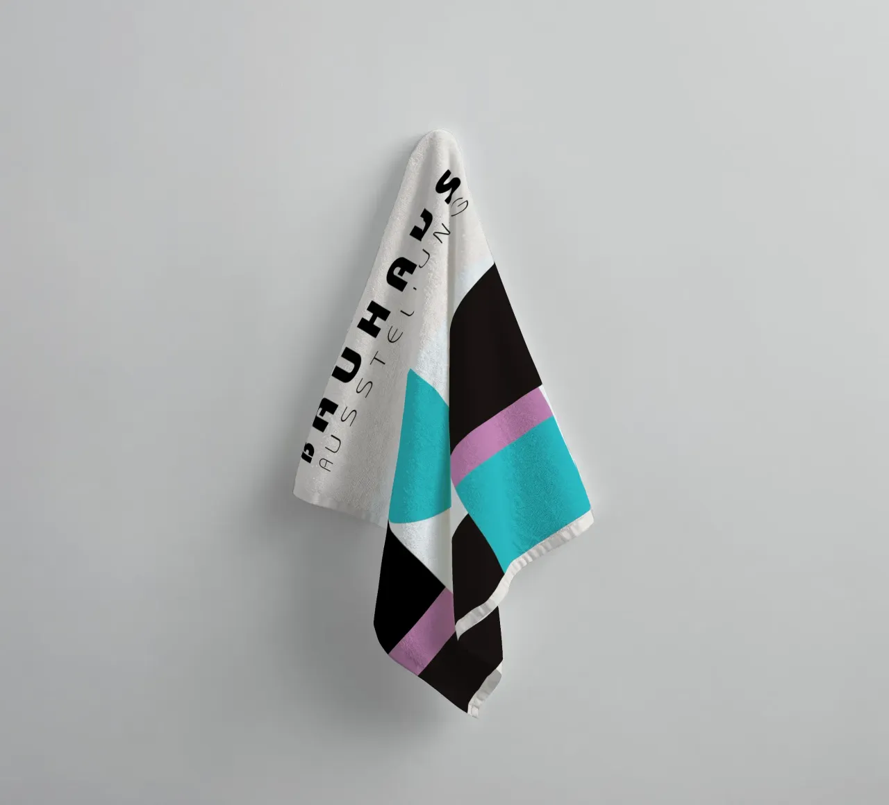 Bauhaus Tentoonstelling Geometrie - Moderne Abstracte Kunstdruk badhanddoek van NorwesClub