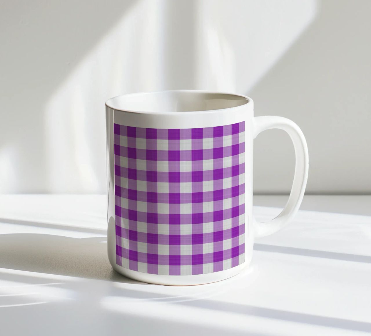 Gingham in viola chiaro grande tazza in ceramica da Happy Littles