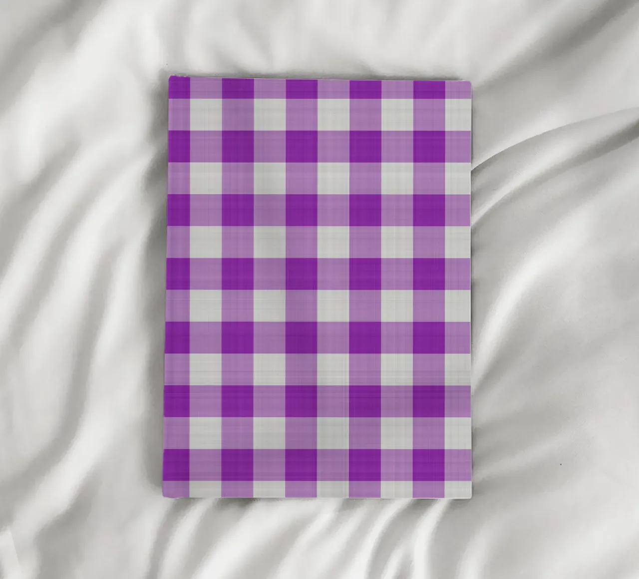 Gingham in Hellviolett Groß Notizbuch von Happy Littles