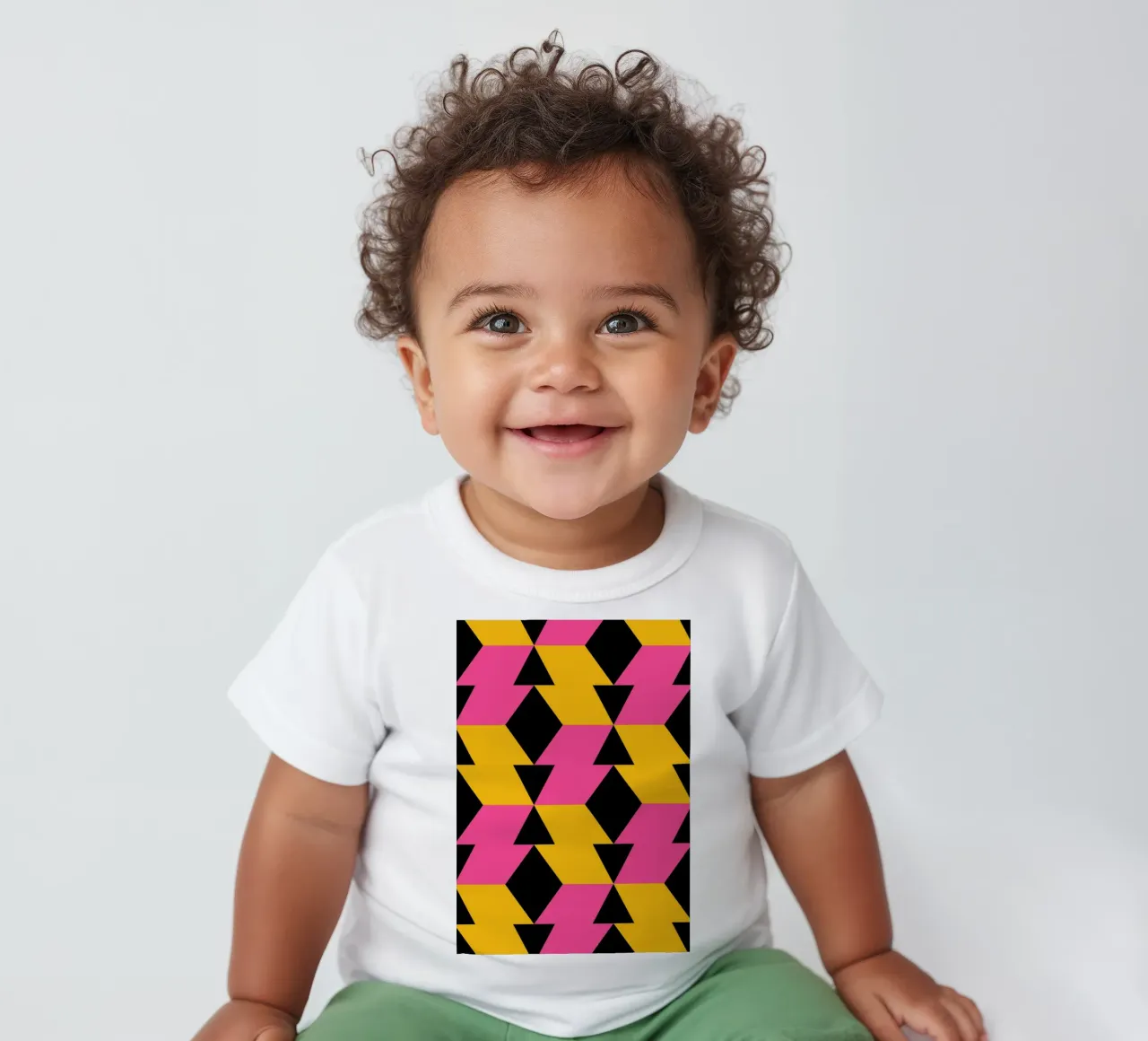 Op Art Zigzag Pattern - Imprimé géométrique rose, jaune et noir t-shirt pour bébé de NorwesClub