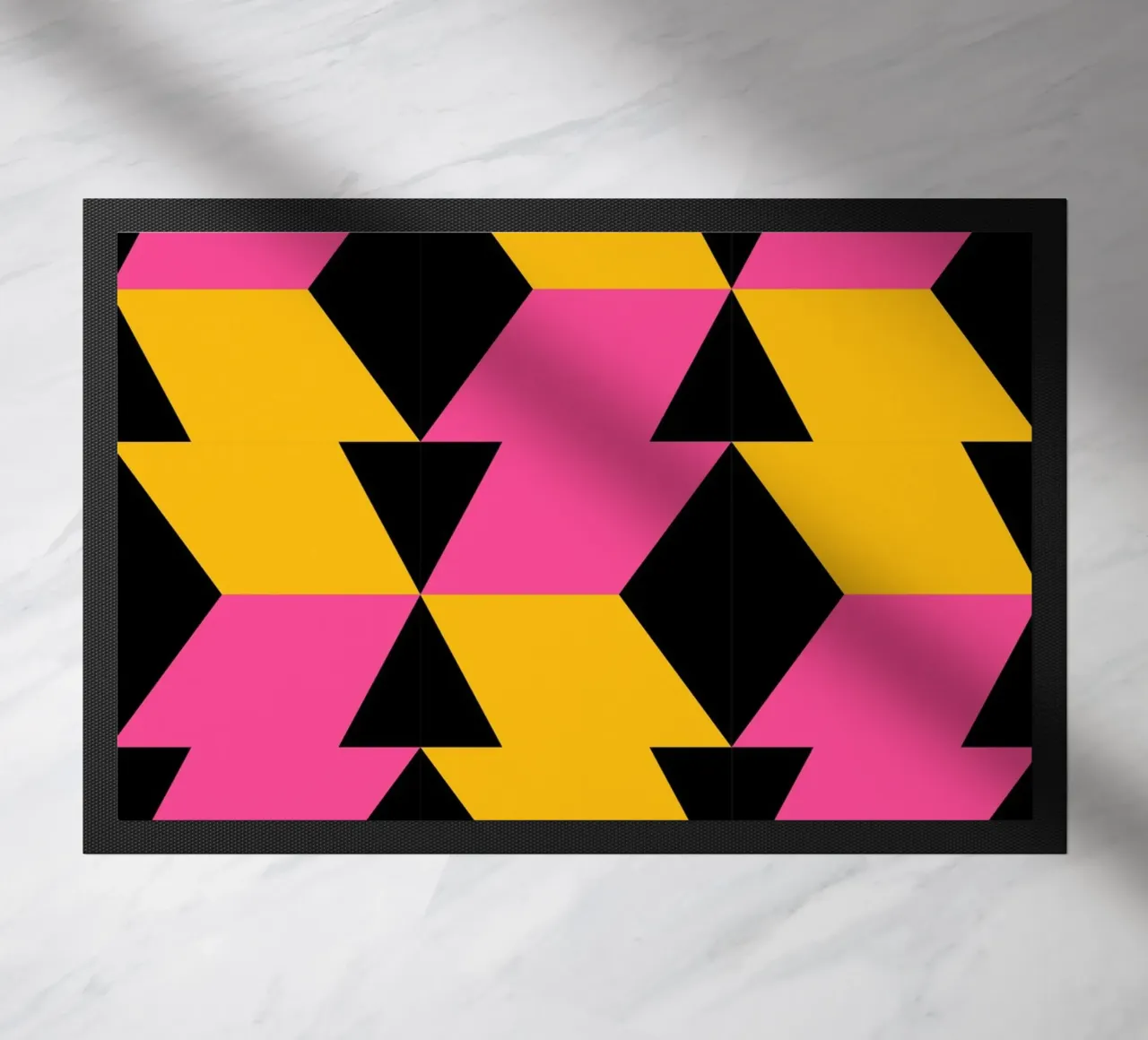 Op Art Zigzag Pattern - Imprimé géométrique rose, jaune et noir paillasson de NorwesClub
