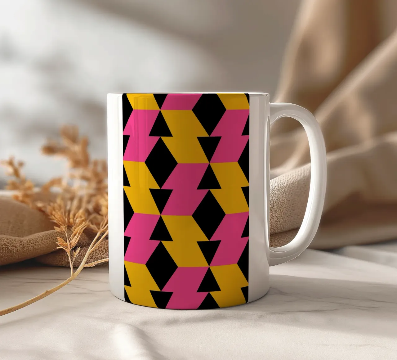 Op Art Zigzag Pattern - Imprimé géométrique rose, jaune et noir mug en céramique de NorwesClub