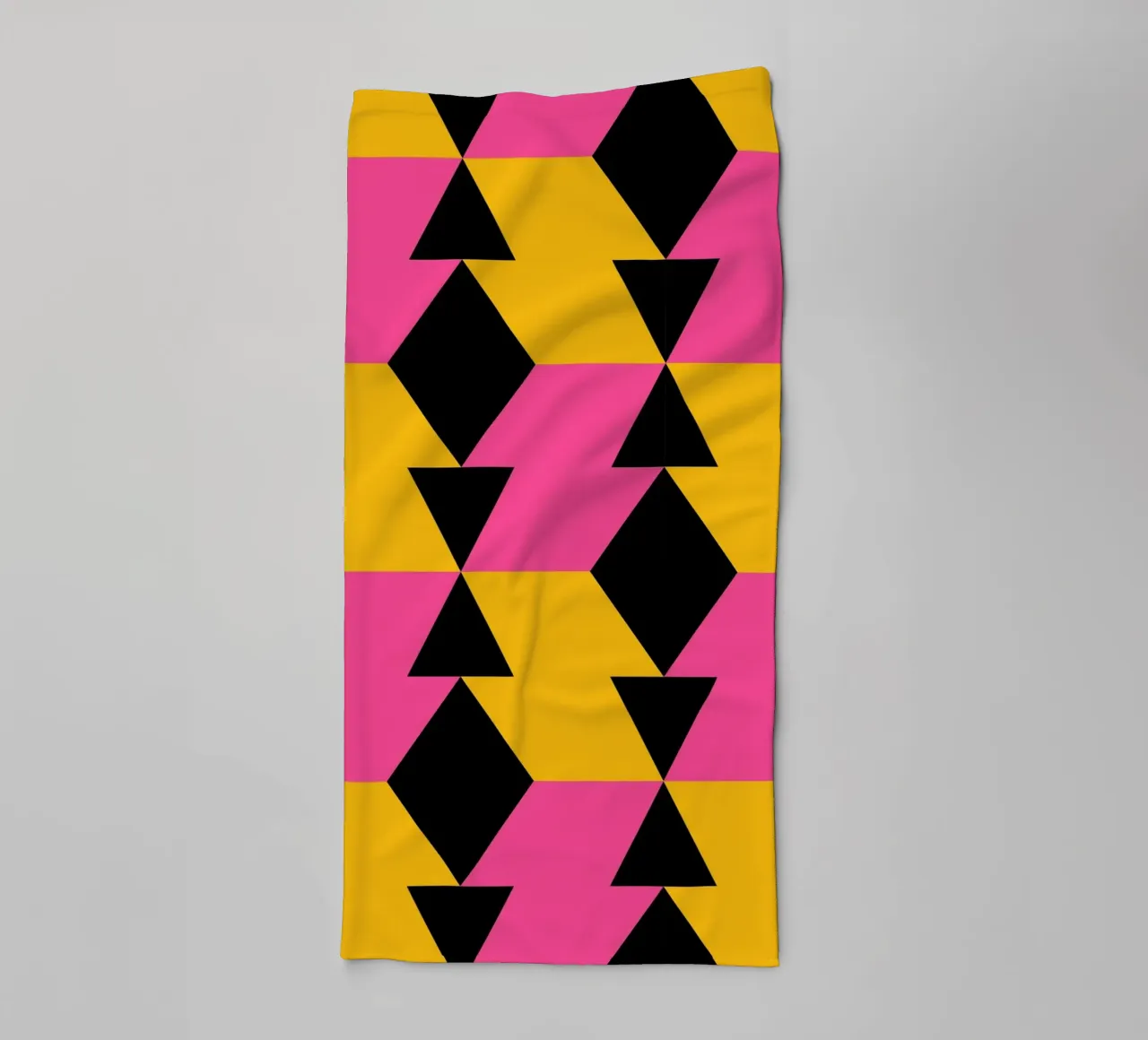 Op Art Zigzag Pattern - Imprimé géométrique rose, jaune et noir serviette de bain de NorwesClub