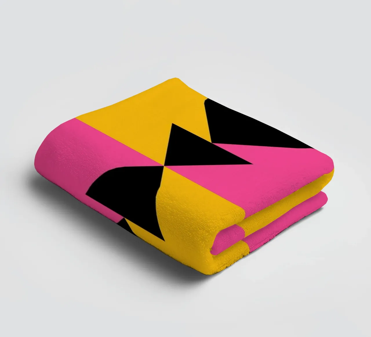 Op Art Zigzag Pattern - Imprimé géométrique rose, jaune et noir serviette de bain de NorwesClub