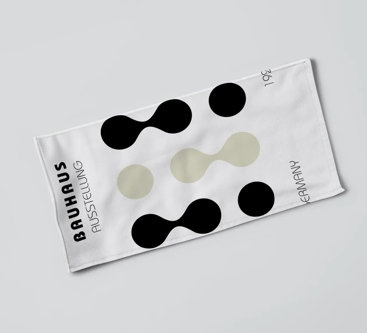 Exposición Bauhaus 1923 - Lámina Minimalista en Negro y Crema toalla de baño de NorwesClub