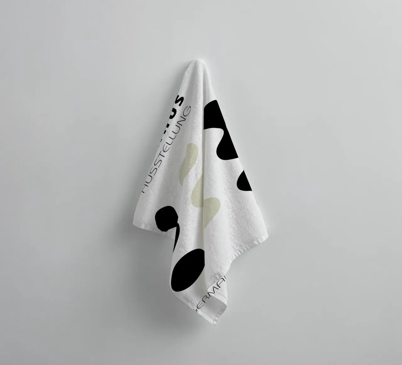 Exposición Bauhaus 1923 - Lámina Minimalista en Negro y Crema toalla de baño de NorwesClub
