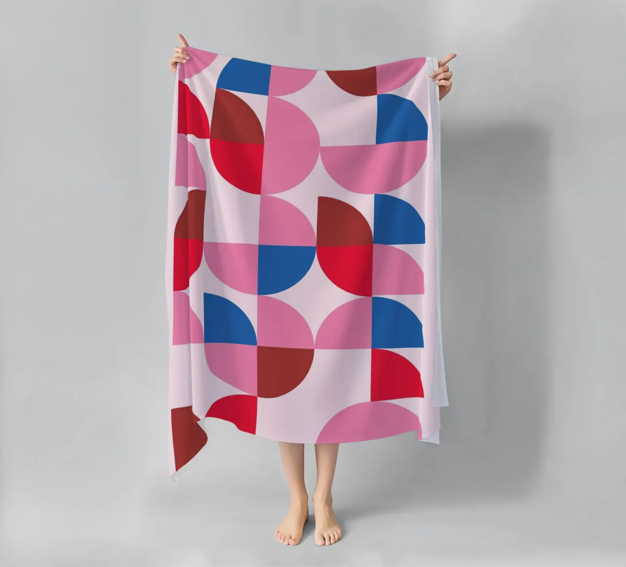 Bunte geometrische Harmonie - Bauhaus-inspirierte abstrakte Patte Strandtuch von NorwesClub