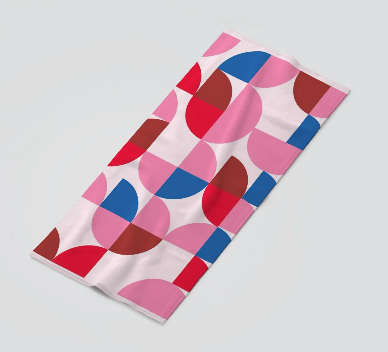 Bunte geometrische Harmonie - Bauhaus-inspirierte abstrakte Patte Strandtuch von NorwesClub