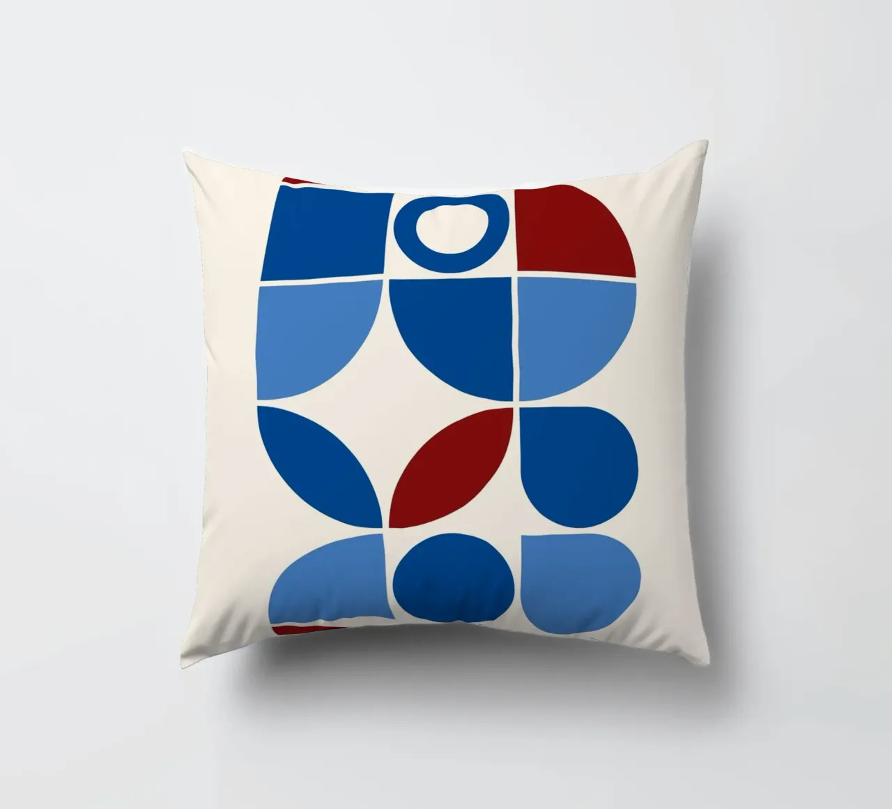 Geometrische Harmonie Blues & Reds - Moderner abstrakter Kunstdruck Kissen von NorwesClub