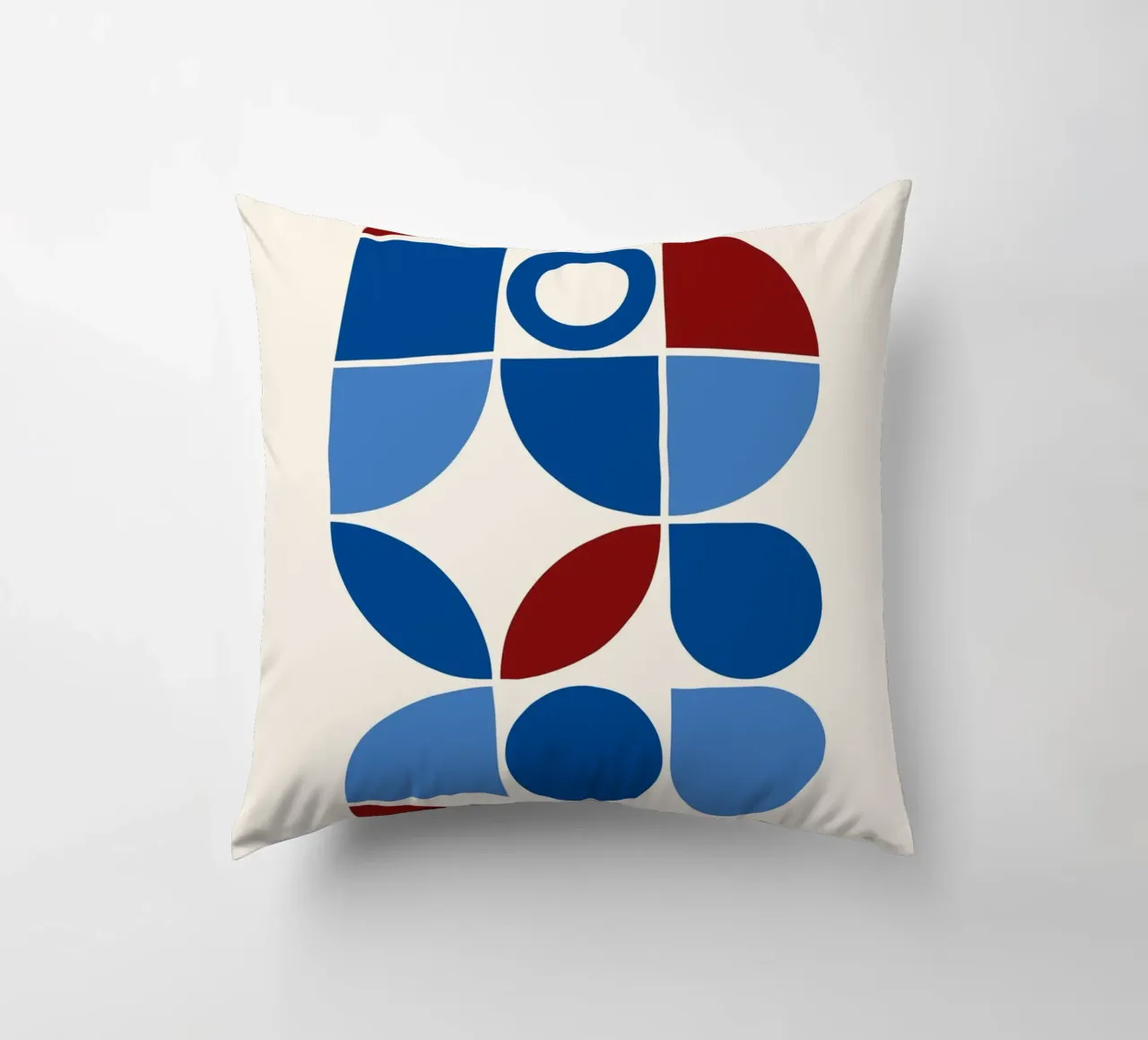 Geometrische Harmonie Blues & Reds - Moderner abstrakter Kunstdruck Kissen von NorwesClub